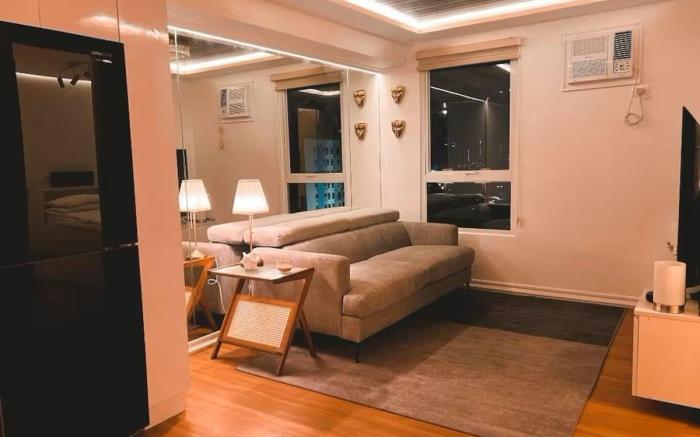 Modern 2BR | 60" TV | Stream & Comfort w/mini KTV