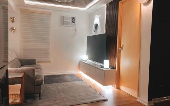 Modern 2BR | 60" TV | Stream & Comfort w/mini KTV
