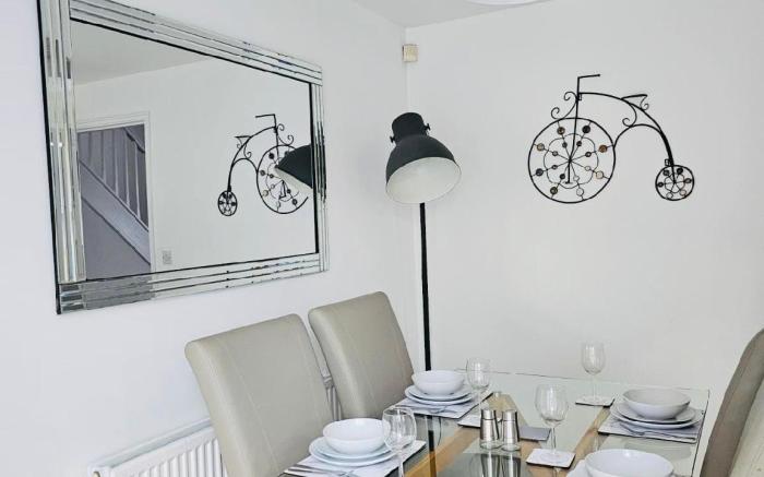 Stylish 3 Bed Home With Garden & Free Parking
