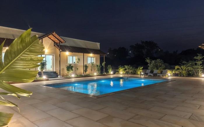 Saanvriya –Farmstay 3BR Moinabad-Pool By Homeyhuts