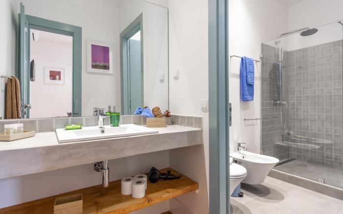 LV Premier Baixa DO1- Spacious, central, AC/design