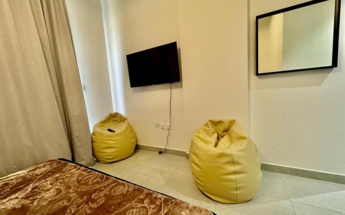Spacious terrace. Neat unit.
