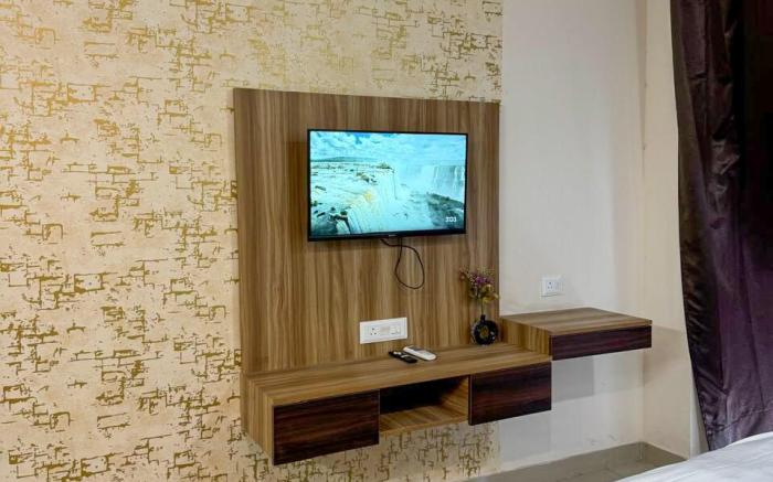 Studio Apartment with Work Desk