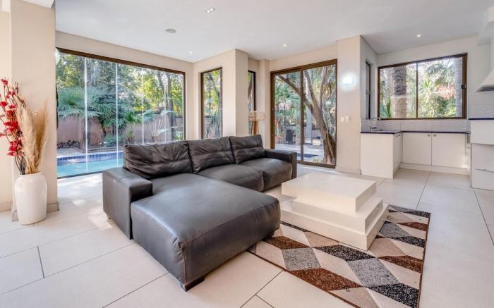 Modern guest suite - Wi-Fi, Pool, Fireplace