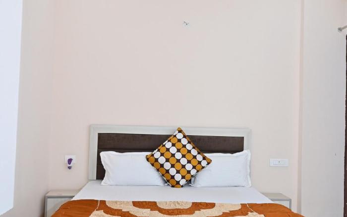 Maa Ganga Homes| Room No 302(No unmarried couples)