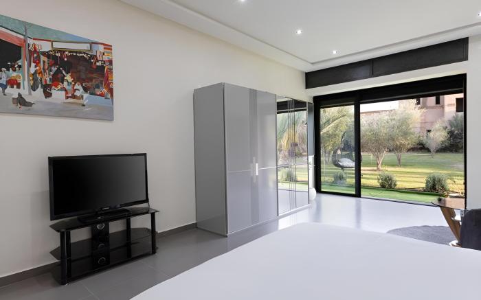 Flow Room – Modern Deluxe Stay with Garden, Pool