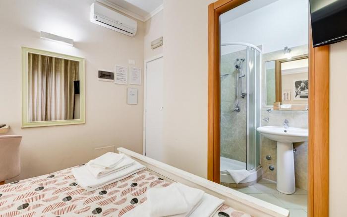 jmartins3 double bedroom near TREVI FOUNTAIN