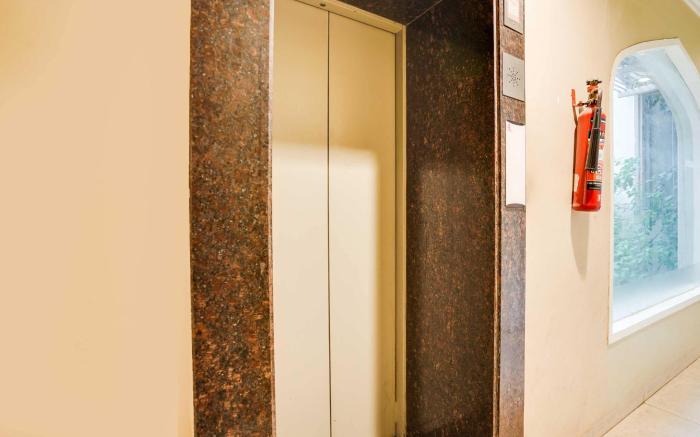 Hotel O Mansarovar Near Metro Station