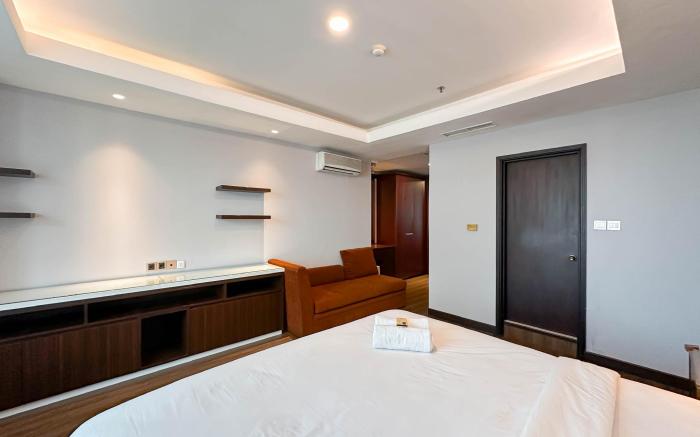 Spacious 3BR Kondominium Regensi Apt By Travelio