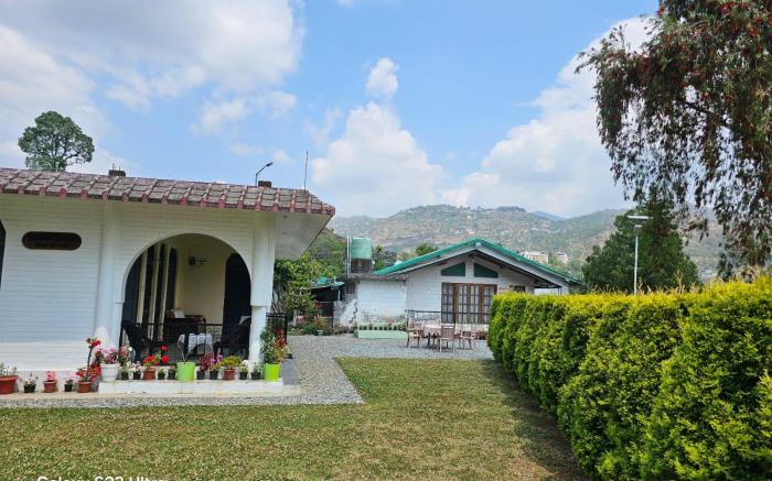 PINEWOOD HOMESTAY 2.7 km Bhimtal Lake by Prospera 