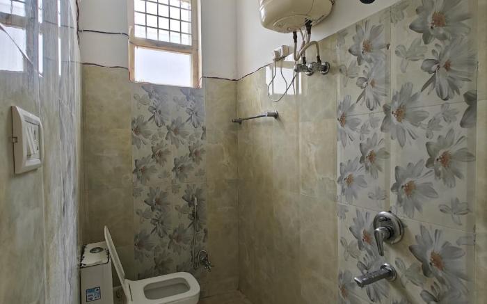 1 Peaceful Room in Farm House w/ Kitchen & Garden