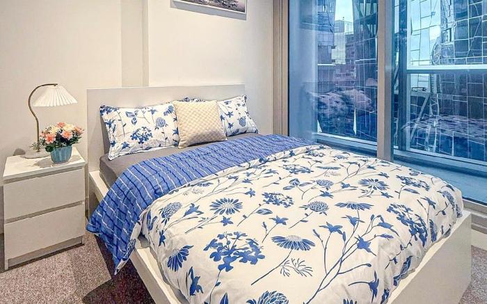 Two bedrooms apartment with balcony in Mel CBD