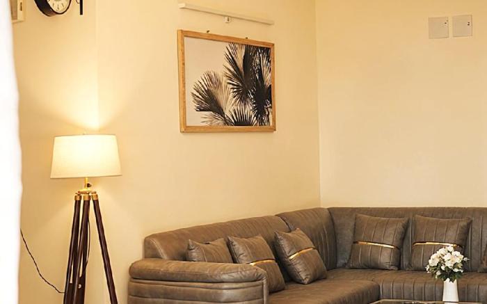 Skydeck Apartment |4BHK Near Taj by Homeyhuts