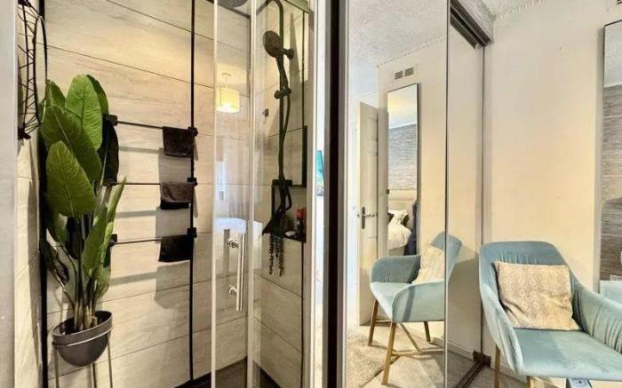 luxury 3 bedroom house  Quiet/Central/free parking