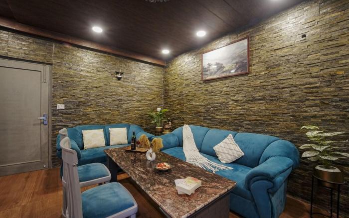 Leo - 2BHK With Jacuzzi (2.5 kms from mall road)