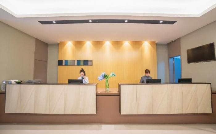 Home Inn Style Jingdezhen People's Square Guomao Ceramic City