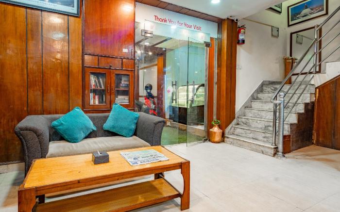 OYO 827 Taj Hotel And Restaurant