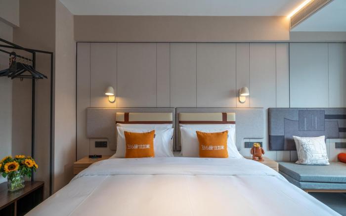 Home Inn Style Xishuangbanna Splash Square Night Market Snack Street