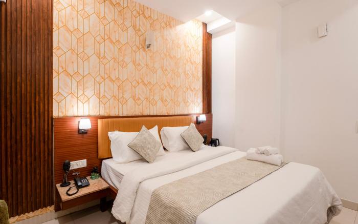 The Lodgers Hotel Near Medanta Hospital Sector 38