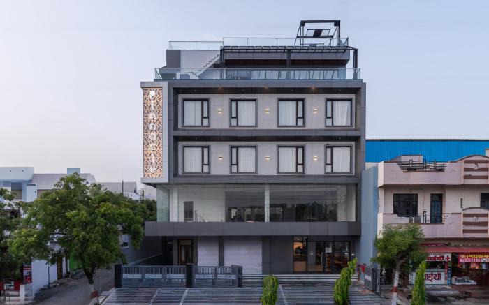 PINNACLE Udaipur - Boutique Rooftop Pool Hotel, Near the Lakes