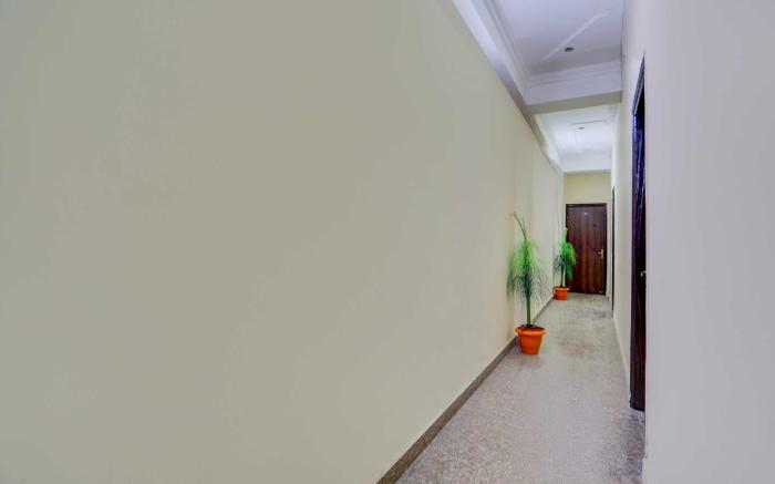 Collection O Johri Enclave Metro Station Second Home