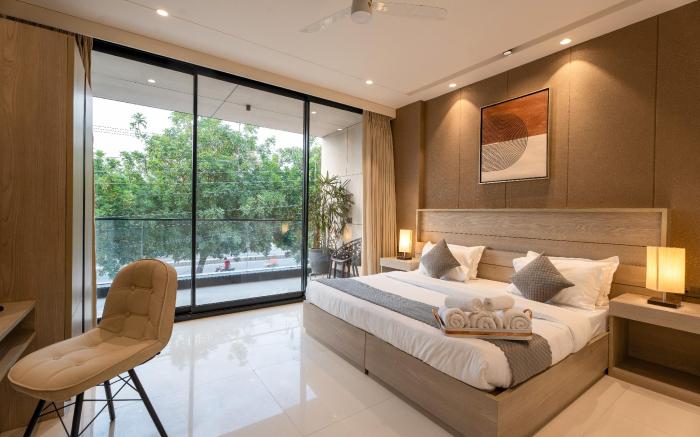 The Lodgers Luxury Hotel Near Golf Course Road