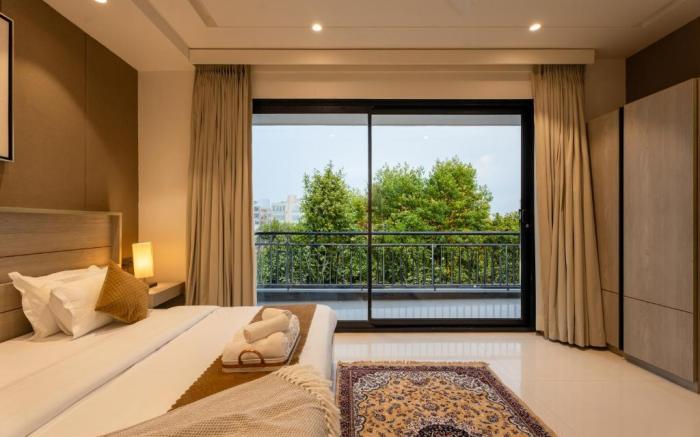 The Lodgers Luxury Hotel Near Golf Course Road