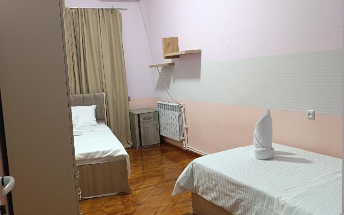 Dreamer's Den Hostel and Tours
