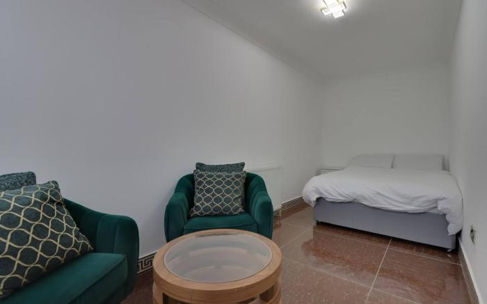 Luxurious West London Retreat With Hot Tubs  Easy Access to Central London
