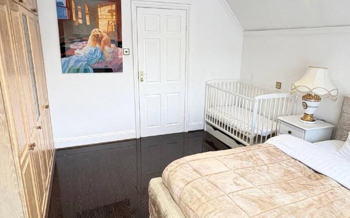 Luxurious West London Retreat With Hot Tubs  Easy Access to Central London