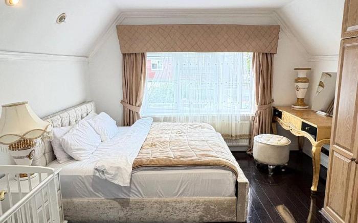 Luxurious West London Retreat With Hot Tubs  Easy Access to Central London
