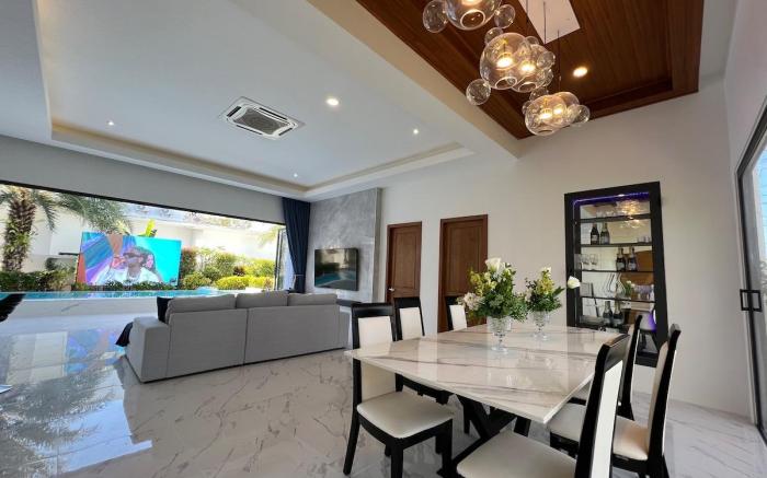 Luxury Villa with Maid