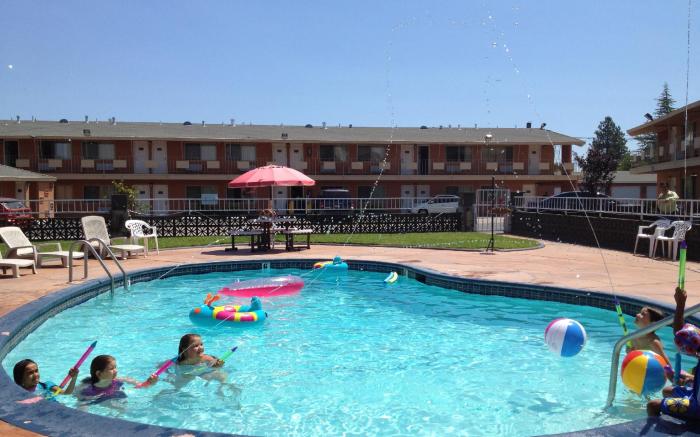 The River Inn & Suites