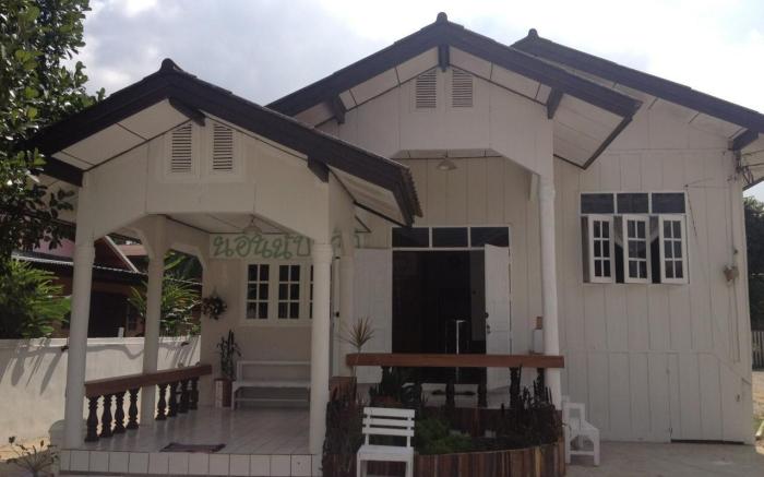 Norn Nab Dao Whitehouse