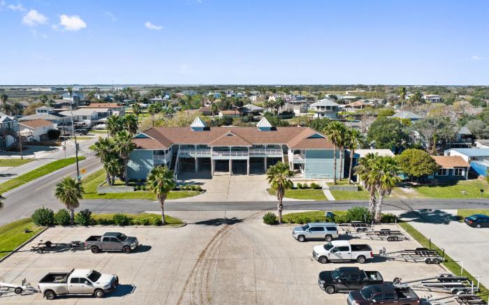 Bluff's Landing Lodge