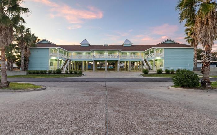 Bluff's Landing Lodge