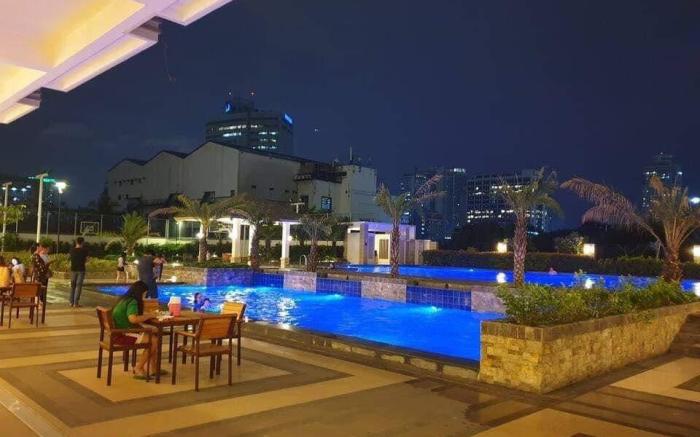 Torre De Manila 1BR Balcony Pool wifi50MBPS 65" TV