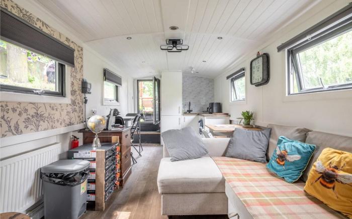 Central Cambridge Widebeam Houseboat