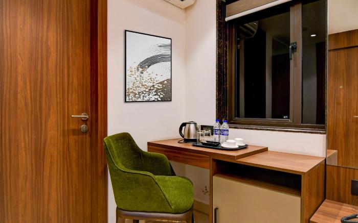 Super Townhouse Oak DLF Newtown Bus Terminal