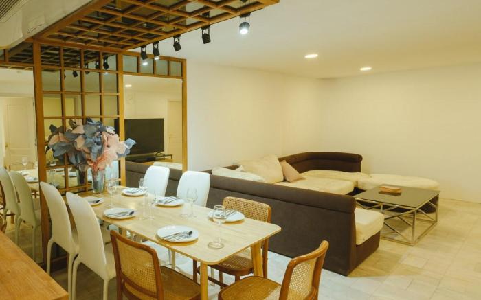 Big unit for 8 people, city center Silom