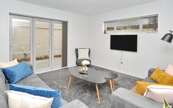 Spacious stylish home - 7 Night special deals