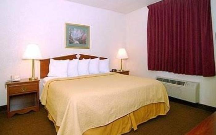 Quality Inn & Suites Des Moines - Merle Hay Road