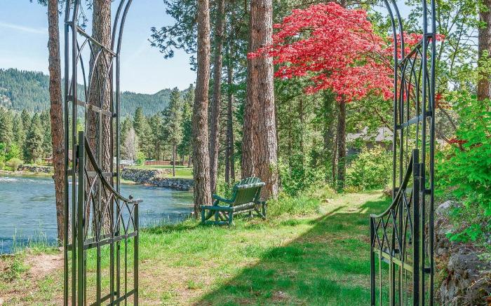 All Seasons River Inn