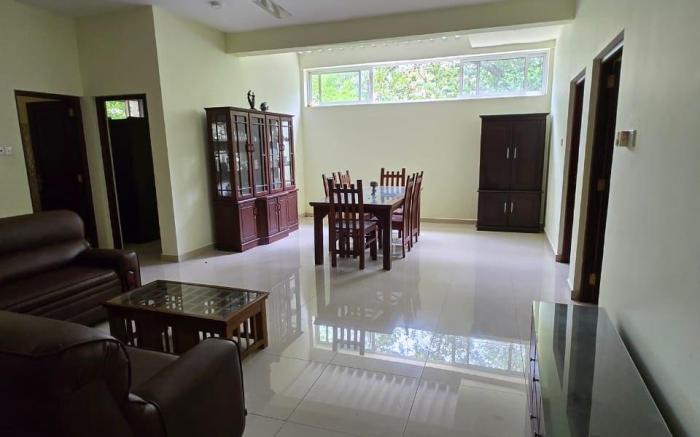 Lush Lakeside Nature's Nook!