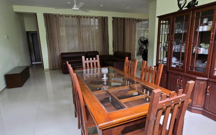 Lush Lakeside Nature's Nook!