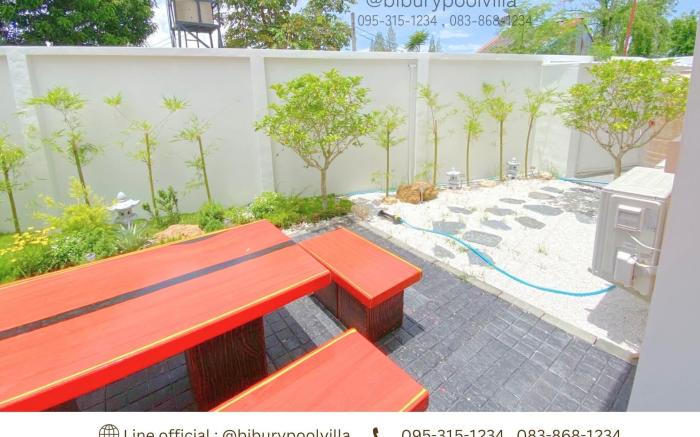 Raku-Raku Pool Villa Bangsaen