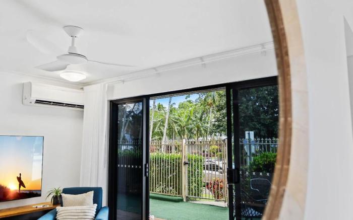 Rainforest   Reef Retreat - Esplanade Ground-Floor Apartment