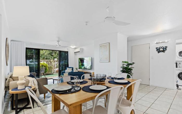 Rainforest   Reef Retreat - Esplanade Ground-Floor Apartment