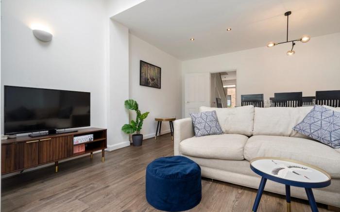 4-Bed in Coulsdon 20 min London, 20 min Gatwick