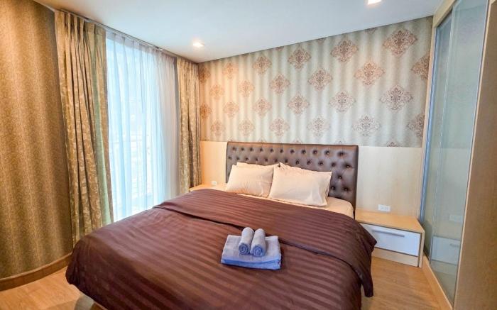 Room in Luxury Sukhumvit Condo 1mins Shops and BTS